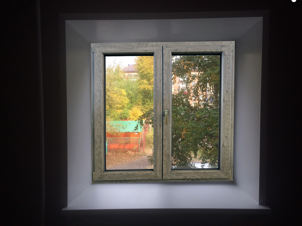 Монтаж деревянного окна для квартиры