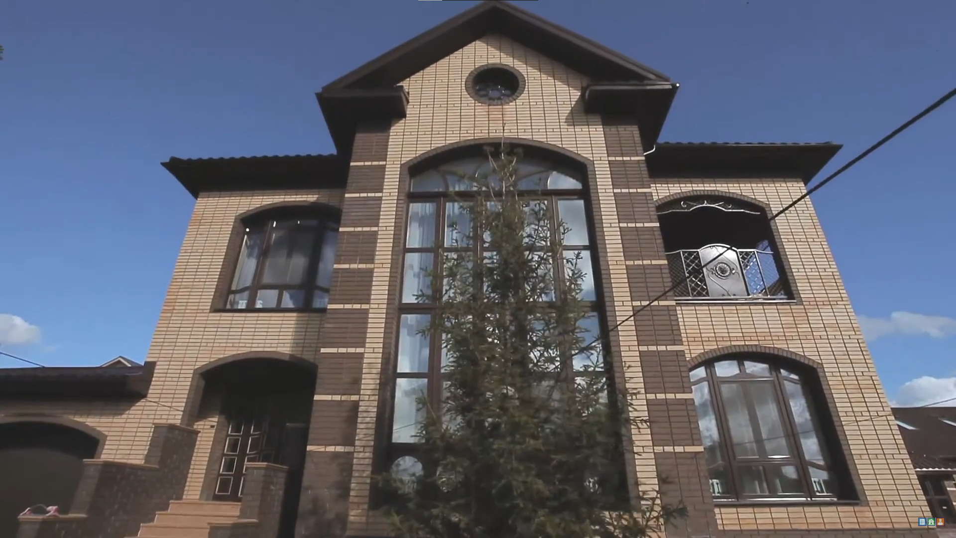 Архитектурные окна для загородного дома