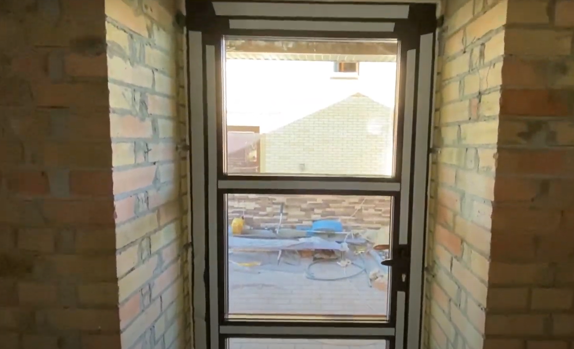 Установка алюминиевых входных дверей